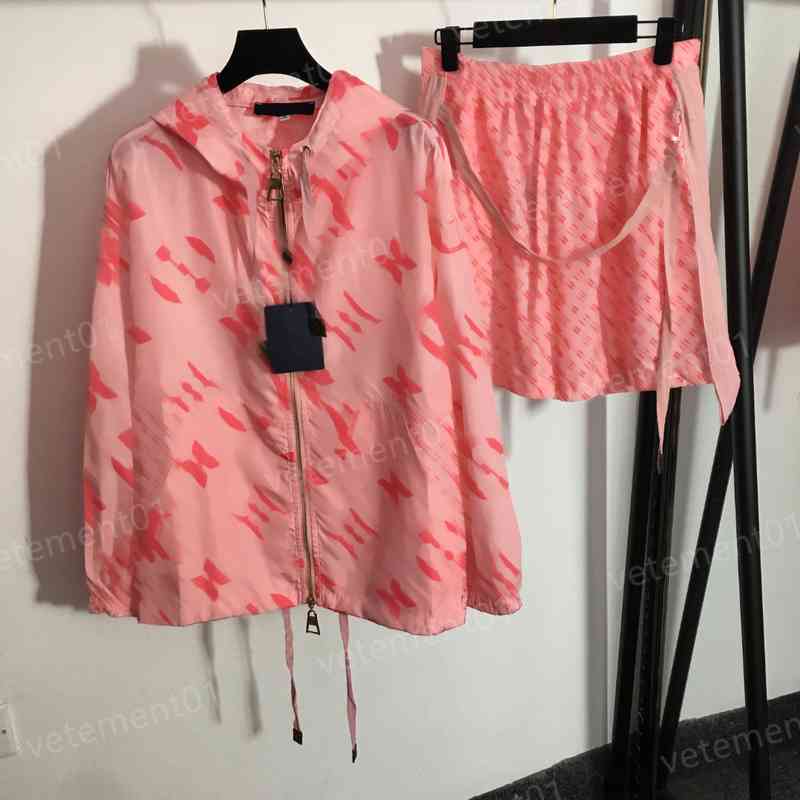 Womens Two Piece Pants Classic Logo Print Long-sleeve Zip-up Hooded Trench Coat And High-waisted Shorts 2 Piece Sets Luxury Designer Tracksuits
Womens Two Piece Pants Classic Logo Print Long-sleeve Zip-up Hooded Trench Coat And High-waisted Shorts 2 Piece Sets Luxury Designer Tracksuits