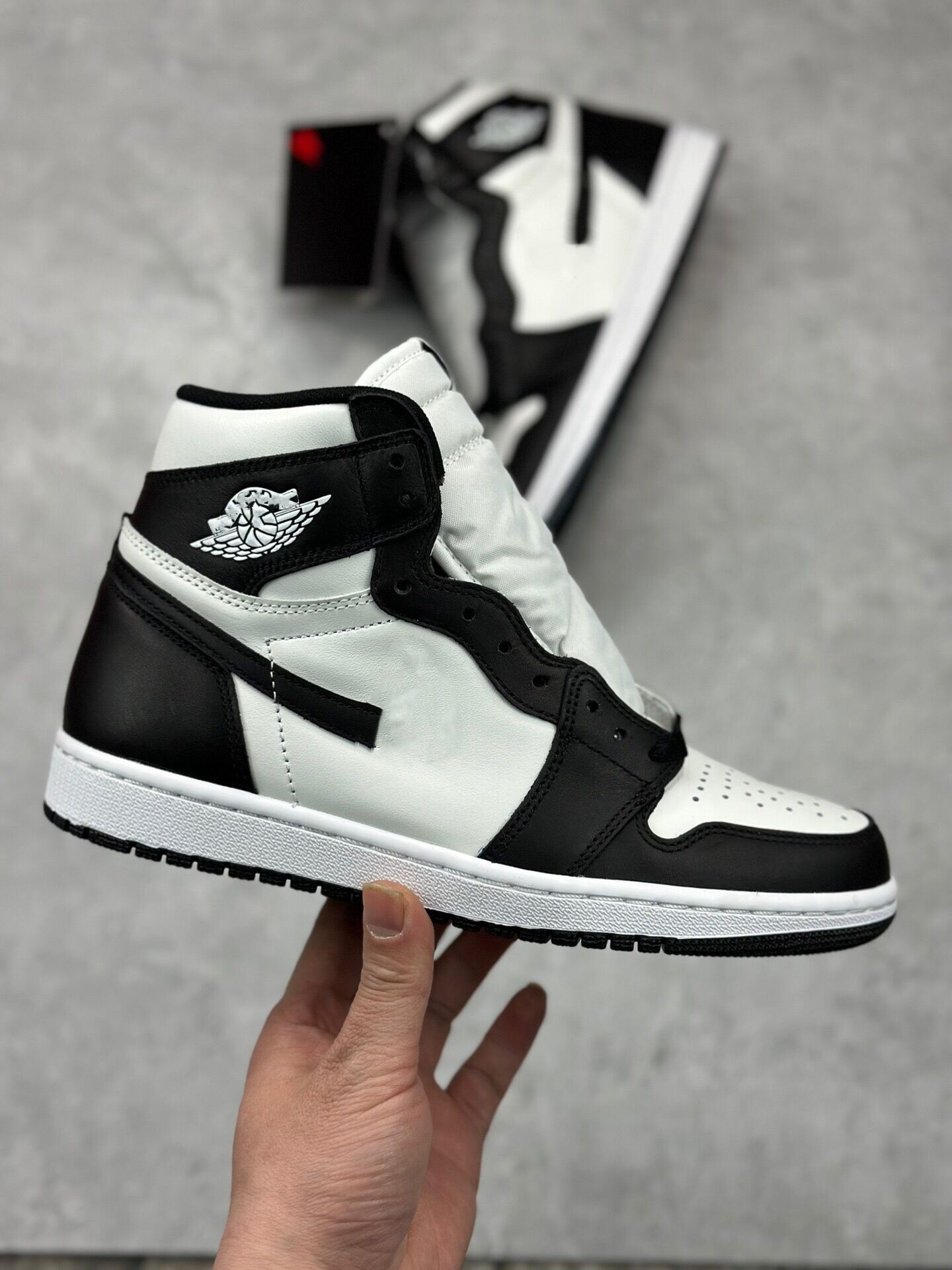 Designer Classic 1s High Basketball Sports Shoes Men Women Jumpman 1 High 85 Panda Black White Sneakers Original Boxes Coming
Designer Classic 1s High Basketball Sports Shoes Men Women Jumpman 1 High 85 Panda Black White Sneakers Original Boxes Coming
