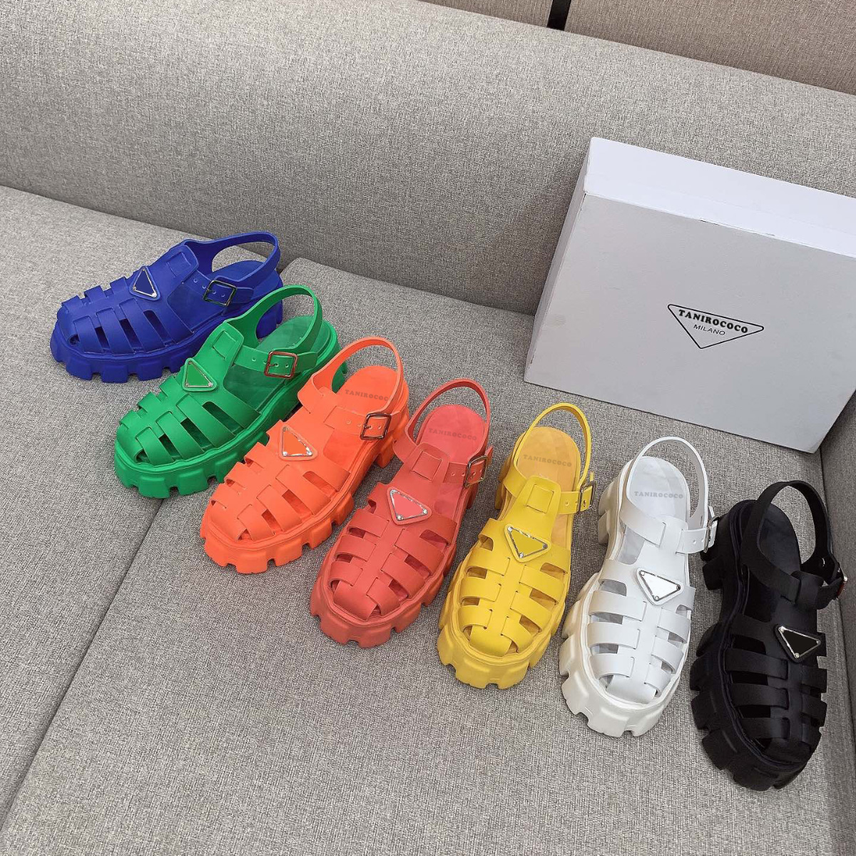 Beach Platform Foam sandals Gladiator rubber sandals Triangle logo smooth leather shoes women luxury designer Ankle-strap Chunky Luxe casual, White
Beach Platform Foam sandals Gladiator rubber sandals Triangle logo smooth leather shoes women luxury designer Ankle-strap Chunky Luxe casual, White