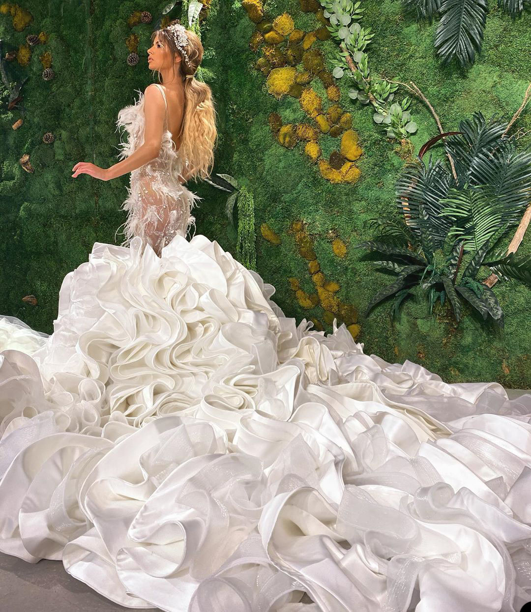 Charming Cascading Ruffles Mermaid Wedding Dresses Illusion Deep V Neck Ostrich Feather Bridal Gowns Robe de