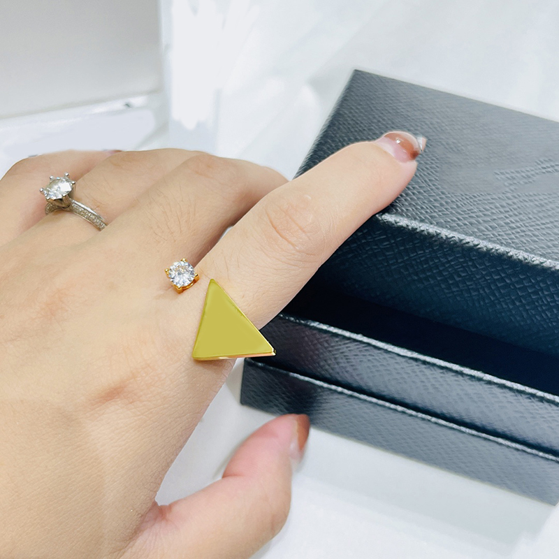 Women Designers Ring Openings Rings Jewelry Luxury Designer Gold Rings Engagements For Women Men Triangle Wedding Rings D2206144Z
Women Designers Ring Openings Rings Jewelry Luxury Designer Gold Rings Engagements For Women Men Triangle Wedding Rings D2206144Z