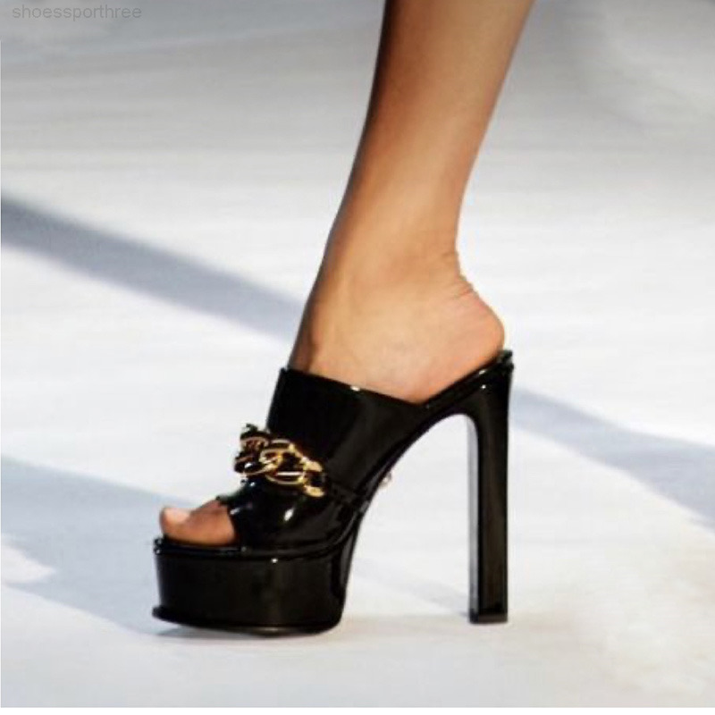 top quality Slippers Medusa Aevitas shoes Metal chain decoration womens sandals designer 15CM heels platform sandal Large size high Heeled, Red
top quality Slippers Medusa Aevitas shoes Metal chain decoration womens sandals designer 15CM heels platform sandal Large size high Heeled, Red