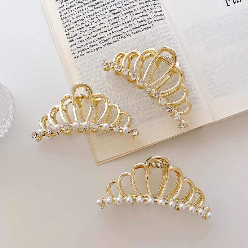 Yamog Women Alloy Pearl Crystal Crown Shape Hair Clamps Hollow Out Large Size Gold Hair Clips Claw European Girls Scrunchies Ponytail Hairpins Length 9.3 CM
Yamog Women Alloy Pearl Crystal Crown Shape Hair Clamps Hollow Out Large Size Gold Hair Clips Claw European Girls Scrunchies Ponytail Hairpins Length 9.3 CM