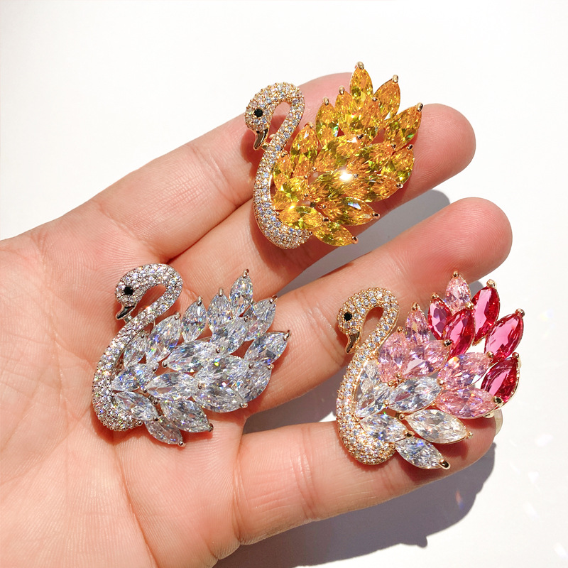 Designer Women Cystal Brooch Fashion Suit Brooches for Woman Colorful Corsage Lady Swan Pin Vintage Elegant Dress Plated 18K White Gold Pins Lovers Gift
Designer Women Cystal Brooch Fashion Suit Brooches for Woman Colorful Corsage Lady Swan Pin Vintage Elegant Dress Plated 18K White Gold Pins Lovers Gift