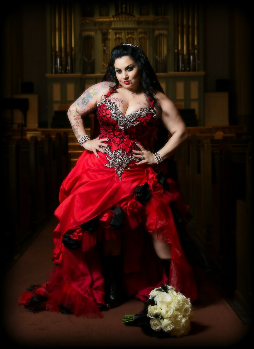 Vintage Gothic Black And Red A Line Wedding Dress Luxury Crystals Beaded Halter Neck High Low Bridal Gowns handmade Flowers Ruffle Plus Size Bride Dre