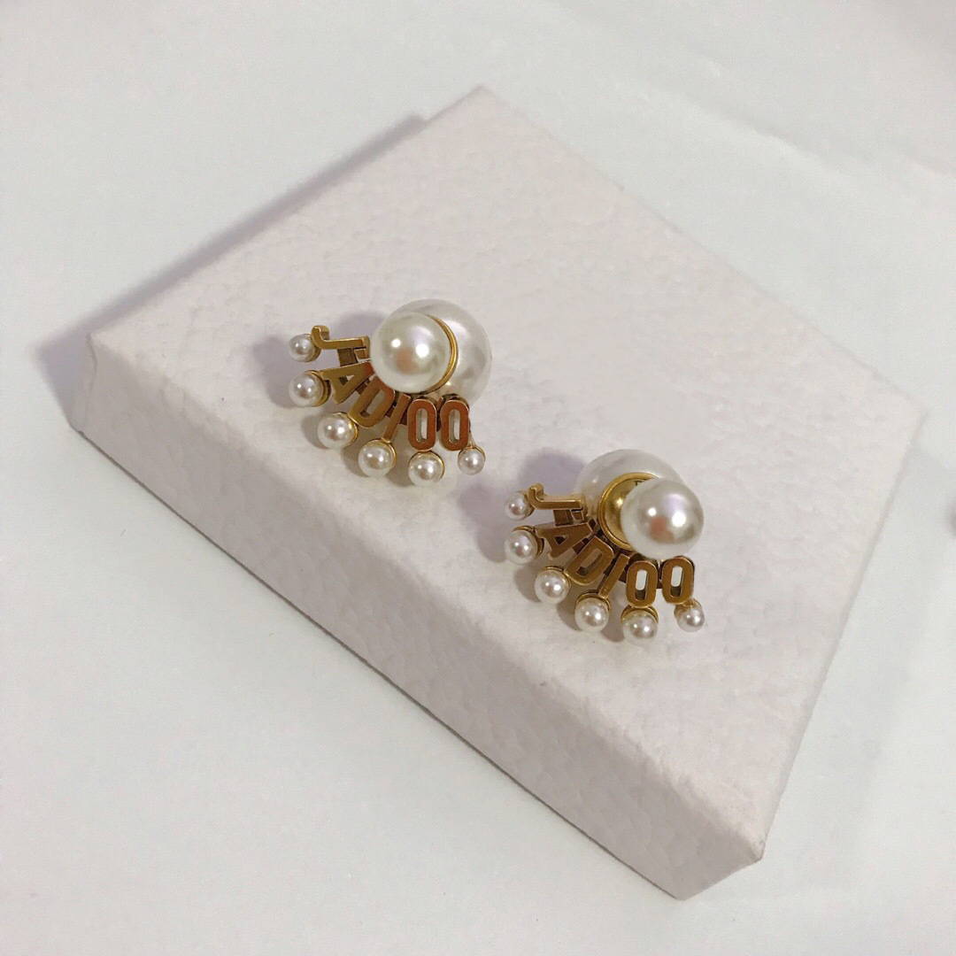 Stud 2021 new Love earrings jewelry suitable for women's Valentine's Day gifts 5 White Pearl Earrings
Stud 2021 new Love earrings jewelry suitable for women's Valentine's Day gifts 5 White Pearl Earrings