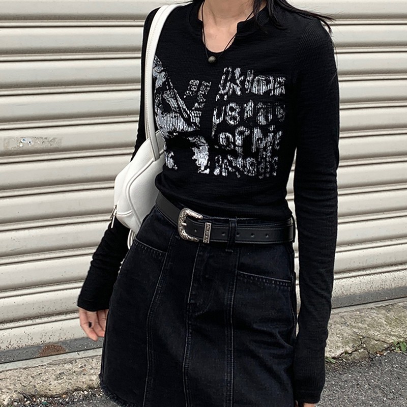 Tonngirls Retro Graffiti Print Elastic T Shirt Women Sexy Slim Crop Top Ribbed Long Sleeve V-neck Tops Grunge Clothes Japanese 220328