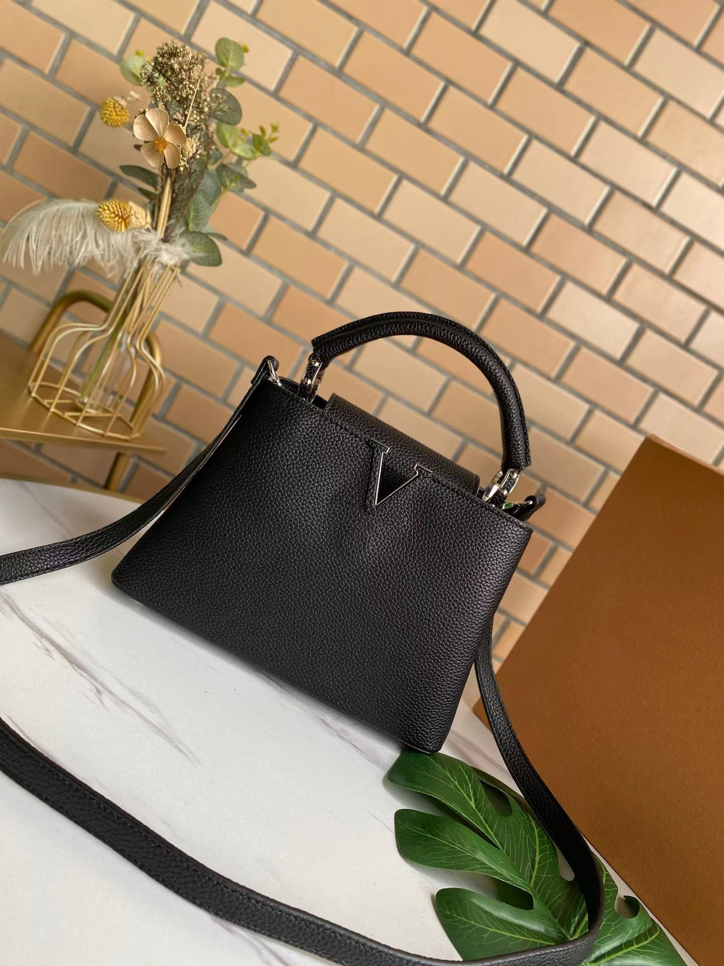 4A+ top quality Bags L48870 Designer Women handbags luxurious crossbody Designers Bag leather classic shoulder bag wallets purse size:27x18x9cm, Gift box
4A+ top quality Bags L48870 Designer Women handbags luxurious crossbody Designers Bag leather classic shoulder bag wallets purse size:27x18x9cm, Gift box