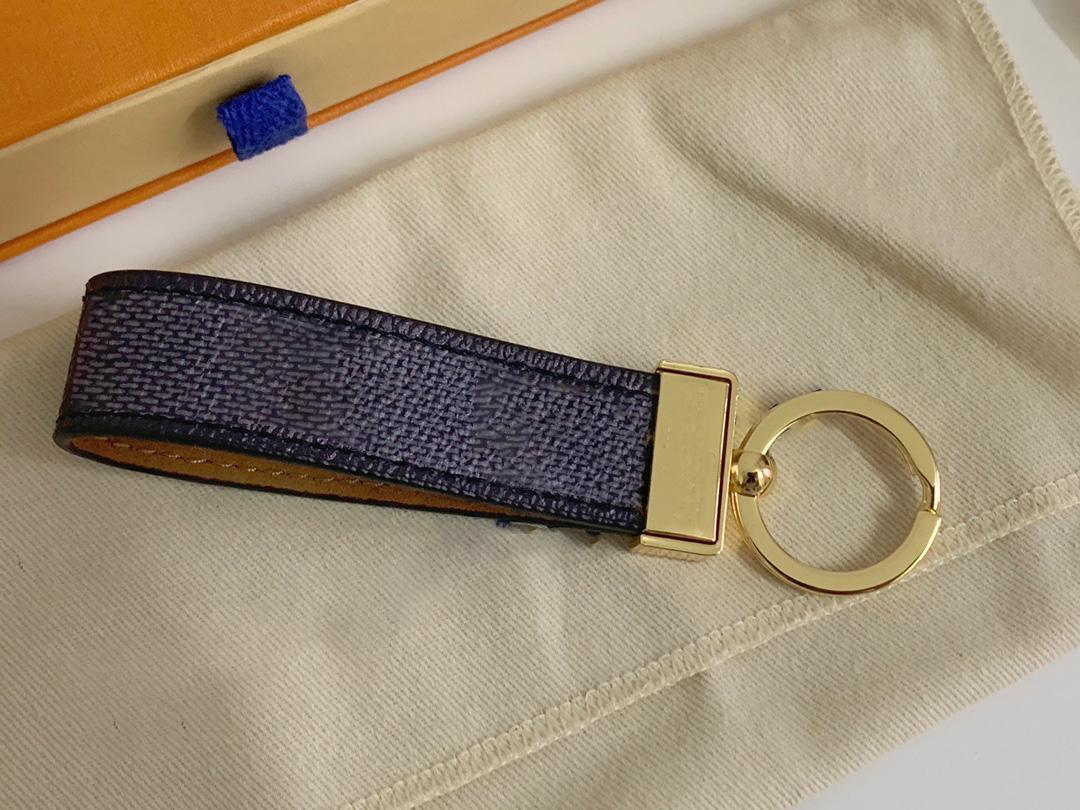 Classic fashion key chain car key chain handmade leather key chain men's and women's bag pendant accessories, Brown check
Classic fashion key chain car key chain handmade leather key chain men's and women's bag pendant accessories, Brown check