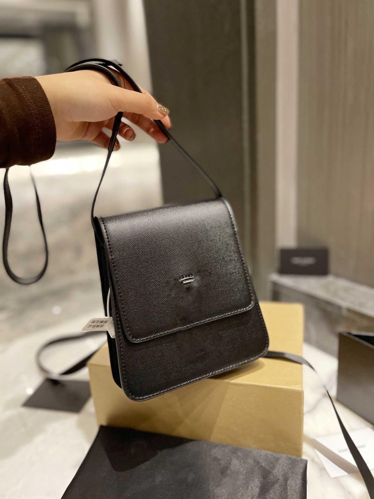 Black Leather Ladies Classic Kala Camera Bag Designer Luxury Handbag Messenger Bags Women Casual Clutches
Black Leather Ladies Classic Kala Camera Bag Designer Luxury Handbag Messenger Bags Women Casual Clutches