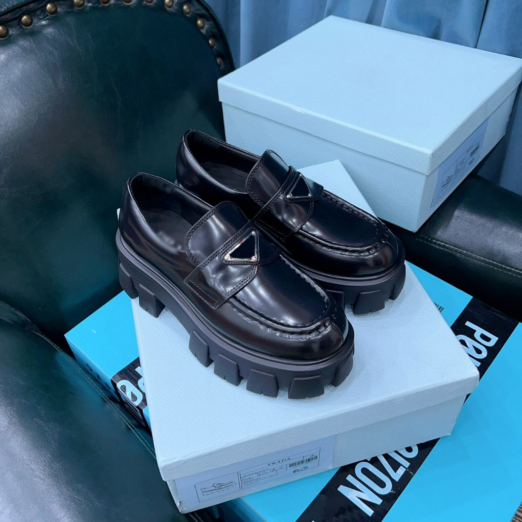 Designer's luxury thick-soled casual shoes round-headed triangle PRA women's shallow boots black and white women's leather walking platform coach DA
Designer's luxury thick-soled casual shoes round-headed triangle PRA women's shallow boots black and white women's leather walking platform coach DA