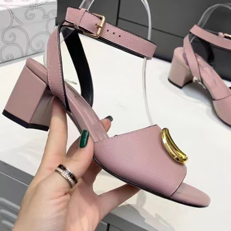 Designer Shoes Women Santorini Sandals Calfskin Leather High Heel Classic Legend Sandal Casual Heel Shoe With Box size35-40
Designer Shoes Women Santorini Sandals Calfskin Leather High Heel Classic Legend Sandal Casual Heel Shoe With Box size35-40