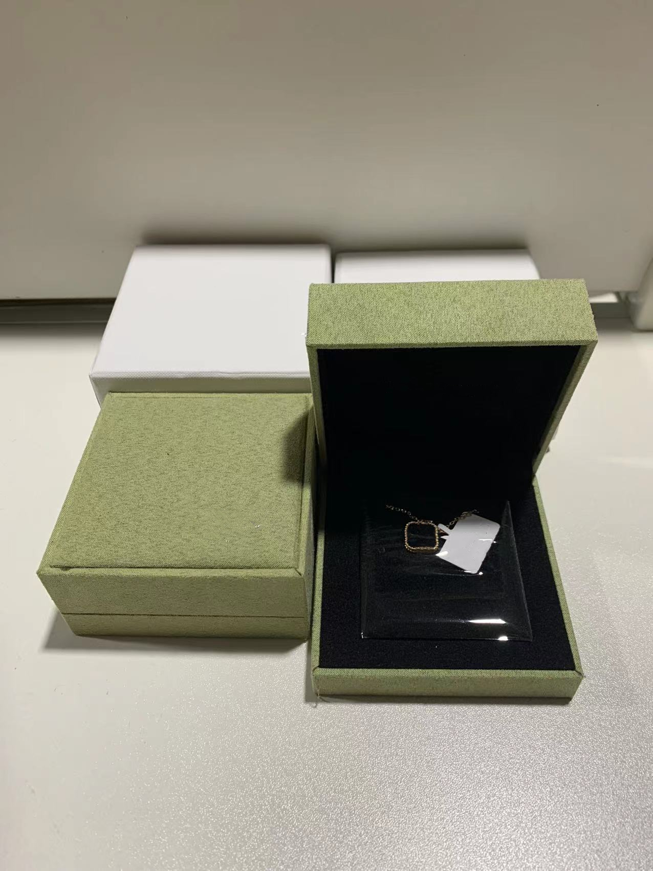Classic Necklace Designer Jewelry Fashion Choker Elegant Necklaces Gift for Woman Jewelry pendants with Box
Classic Necklace Designer Jewelry Fashion Choker Elegant Necklaces Gift for Woman Jewelry pendants with Box