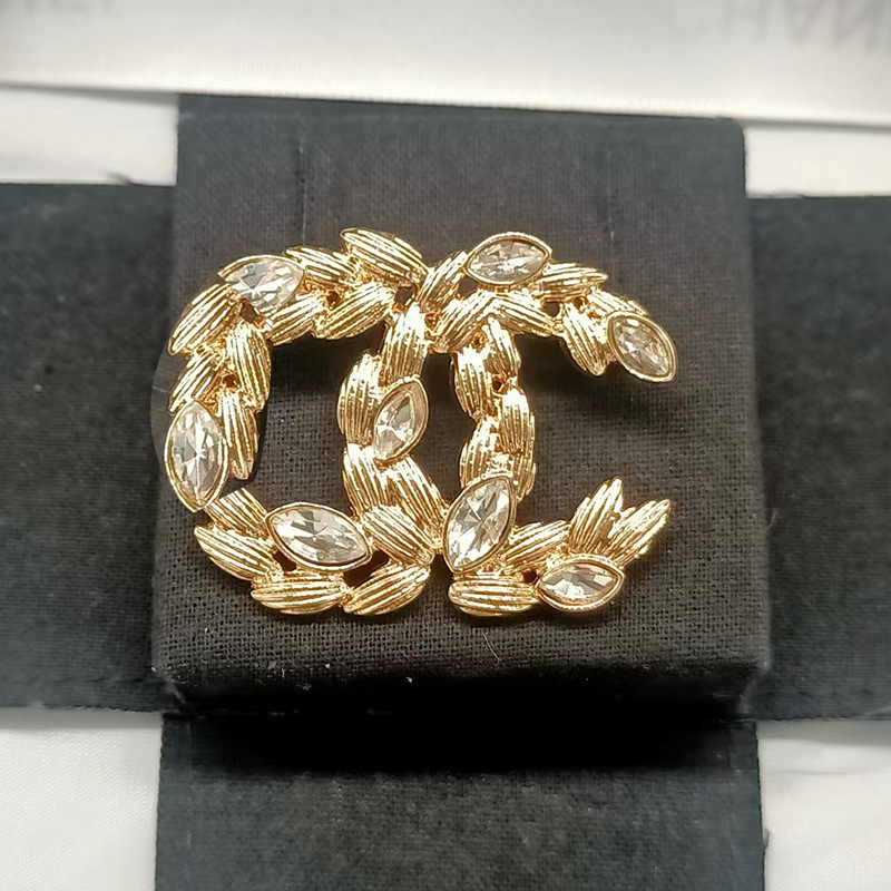 Famous Design Gold Silver Letters Luxurys Desinger Brooch Women Rhinestone Pearl Letter Brooches Suit Pin Fashion Jewelry Clothing Decoration Accessories Gifts
Famous Design Gold Silver Letters Luxurys Desinger Brooch Women Rhinestone Pearl Letter Brooches Suit Pin Fashion Jewelry Clothing Decoration Accessories Gifts
