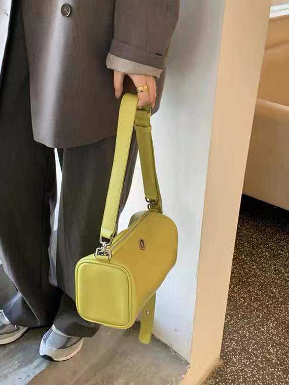 happy_buy_bag2022Feifei's homemade spring new bright color messenger bag is popular this year. Boston cylinder for women, Red
happy_buy_bag2022Feifei's homemade spring new bright color messenger bag is popular this year. Boston cylinder for women, Red