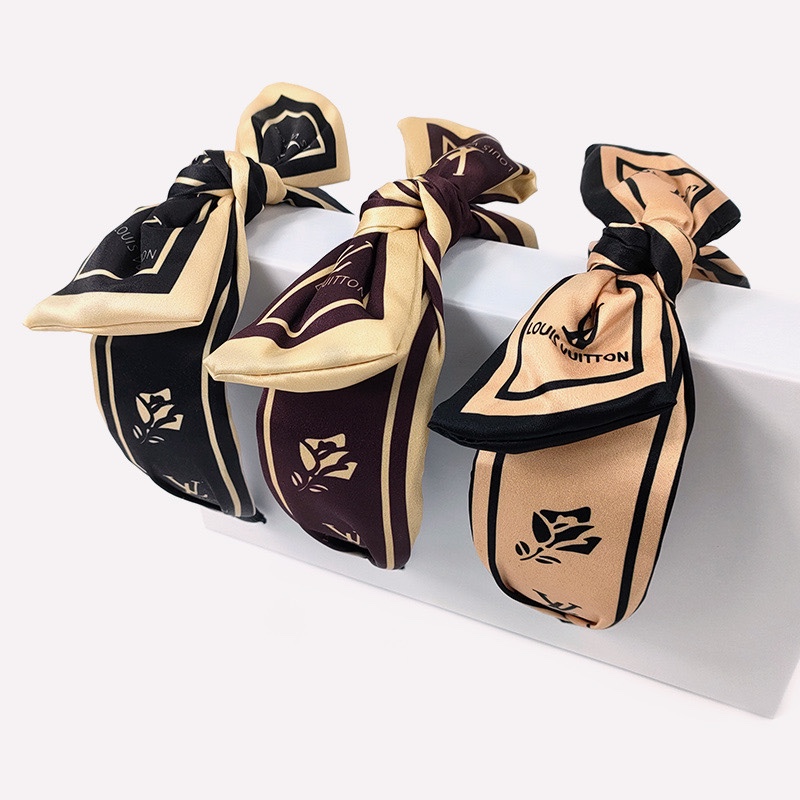 Brand Designer Letter Print Headband Presbyopia Design Luxury Women PU Leather Wide Edge Bowknot Hair Hoop Luxury Twist Turban Headwrap Girls Headwear Accessories
Brand Designer Letter Print Headband Presbyopia Design Luxury Women PU Leather Wide Edge Bowknot Hair Hoop Luxury Twist Turban Headwrap Girls Headwear Accessories