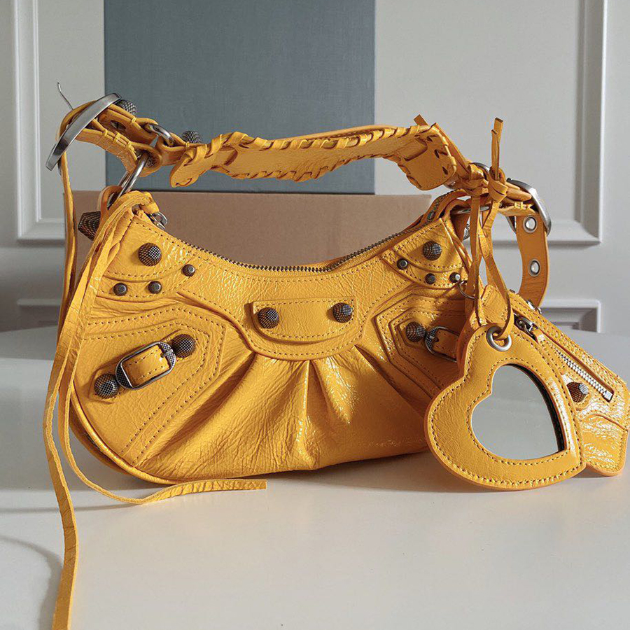Original Quality Half Moon Hobo Bag Designer Women Axillary package 26CM Luxuries Designers Cross Body Bags Genuine leather Ladies Motorcycle Bag With Box BA01, Beige
Original Quality Half Moon Hobo Bag Designer Women Axillary package 26CM Luxuries Designers Cross Body Bags Genuine leather Ladies Motorcycle Bag With Box BA01, Beige