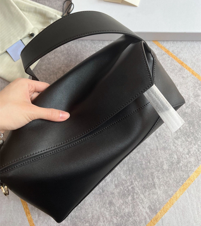 Famous Shoulder Bags Designer Small Leather Luxuries Women Bag Lady Totes Designer Handbag Top Quality Handbags Purse With Asymmetric Setting Nappa Hobo, Black
Famous Shoulder Bags Designer Small Leather Luxuries Women Bag Lady Totes Designer Handbag Top Quality Handbags Purse With Asymmetric Setting Nappa Hobo, Black