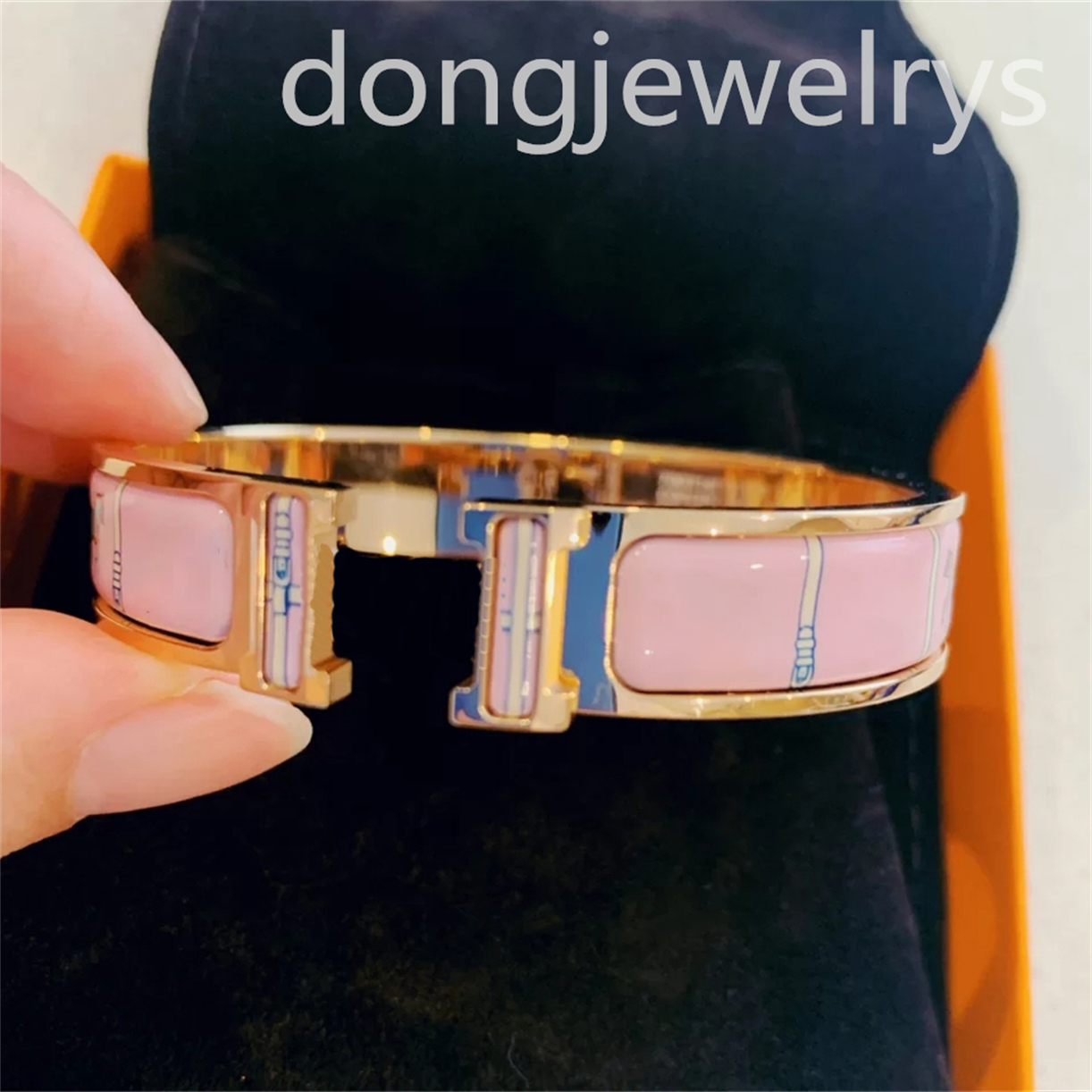 Jelly Glow Gorgeous Bangles Girlfriend Gifts Bracelet Women Charm Couple Bracelets High End Quality Promise Ladies Fashionable Dongjewelrys
Jelly Glow Gorgeous Bangles Girlfriend Gifts Bracelet Women Charm Couple Bracelets High End Quality Promise Ladies Fashionable Dongjewelrys