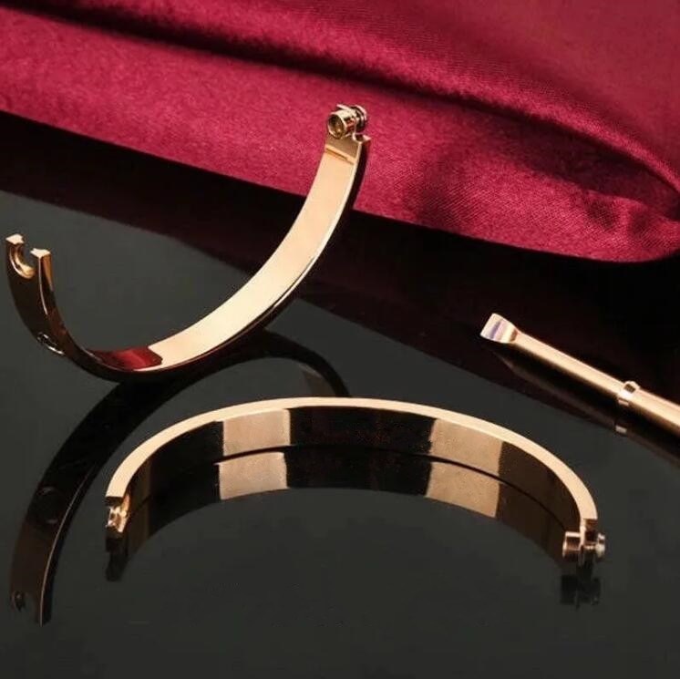 Gold Plated Diamond Bangle Fashion Classic Detachable Non-fading Screw Texture Design Men and Women Engagement Send Lovers Jewelry Gifts
Gold Plated Diamond Bangle Fashion Classic Detachable Non-fading Screw Texture Design Men and Women Engagement Send Lovers Jewelry Gifts
