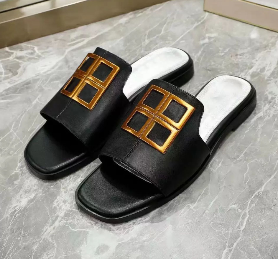 Retro women's designer shoes flat slippers fashion metal buckle leather sandals luxury banquet dress shoes light beach delivery box 35-42
Retro women's designer shoes flat slippers fashion metal buckle leather sandals luxury banquet dress shoes light beach delivery box 35-42