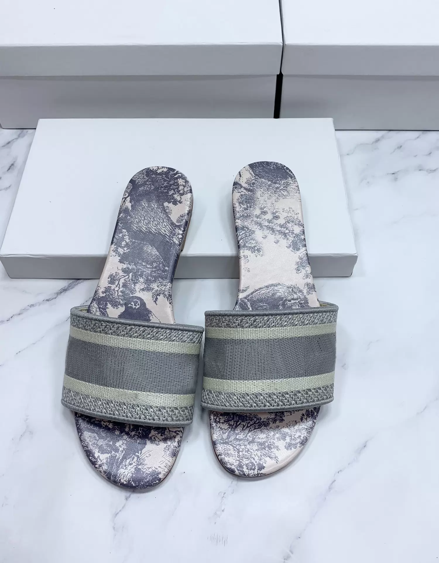2022 Paris Embroidered Dazzle slippers designer women ladies scuffs summer beach striped causal flip flops flat Slide Slippers sandals Cotton Fluffy fur Slides, Box
2022 Paris Embroidered Dazzle slippers designer women ladies scuffs summer beach striped causal flip flops flat Slide Slippers sandals Cotton Fluffy fur Slides, Box