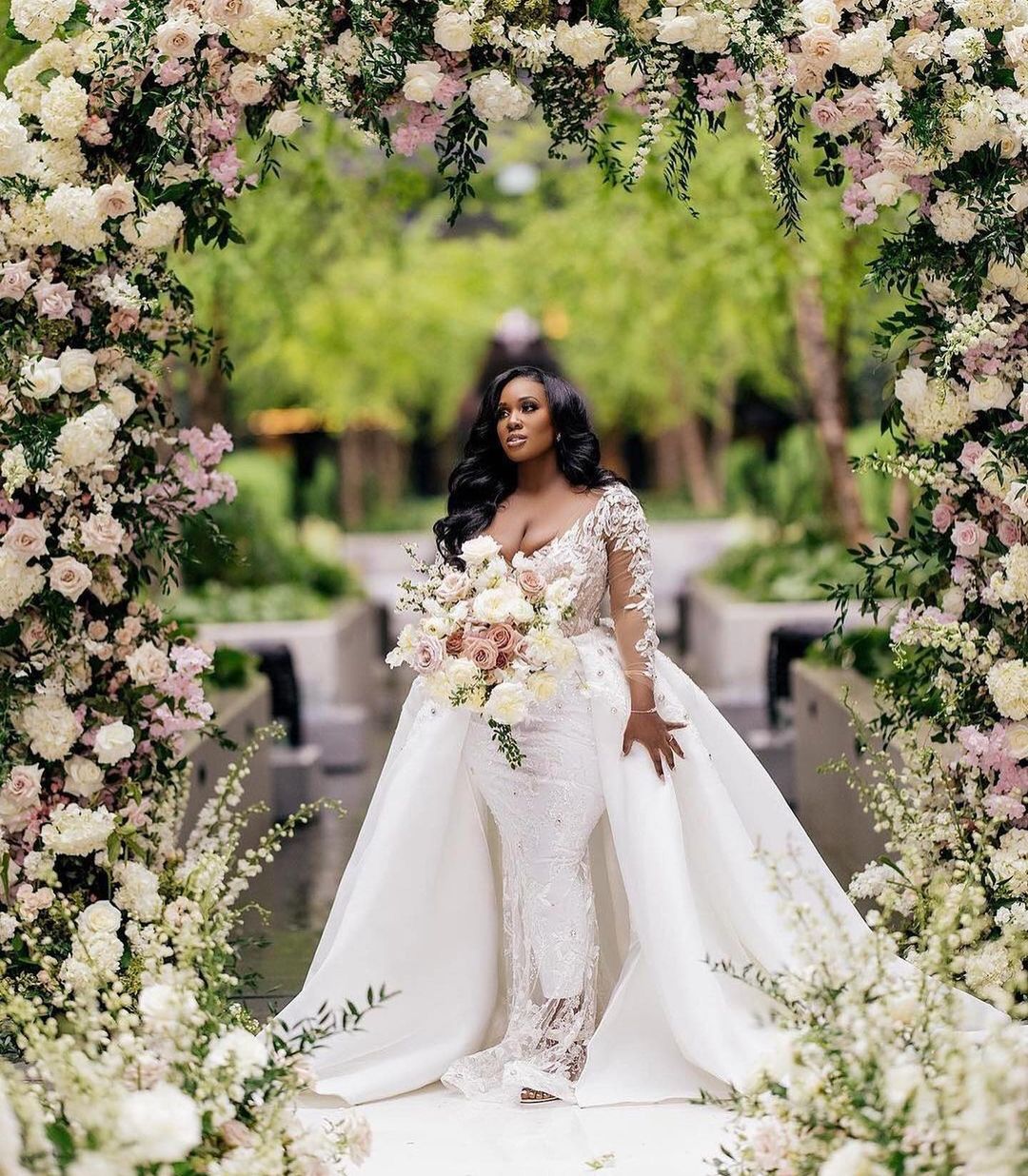 Plus Size Appliques African Wedding Dresses Beaded Bridal Gown Custom Made Deep V Neck Overskrits Lace Up Wedding Gowns