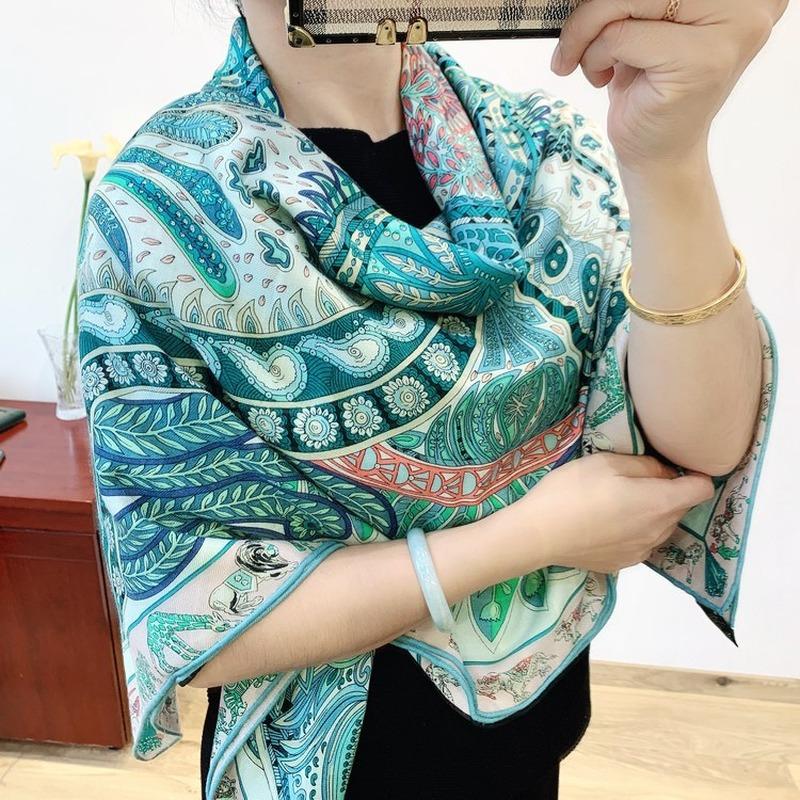 Scarves Luxury 70% Cashmere 30% Silk Scarf 135 135cm Fashion Blanket Pareo Winter Warm Big Print Shawl Bandana Hijab WomenScarves
Scarves Luxury 70% Cashmere 30% Silk Scarf 135 135cm Fashion Blanket Pareo Winter Warm Big Print Shawl Bandana Hijab WomenScarves