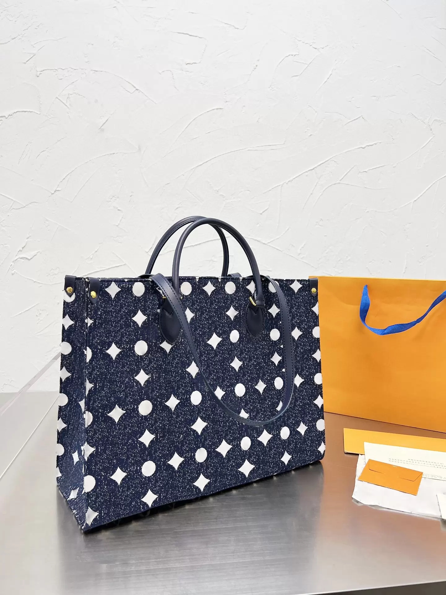 HH Classic Luxury Fashion ONTHEGO denim Blue shopping bag M59609 Designer Women trunk printed POCHETTE cowhide leather NeoNoe bucket Handbag Purse Totes crossbody, Add shipping fee
HH Classic Luxury Fashion ONTHEGO denim Blue shopping bag M59609 Designer Women trunk printed POCHETTE cowhide leather NeoNoe bucket Handbag Purse Totes crossbody, Add shipping fee