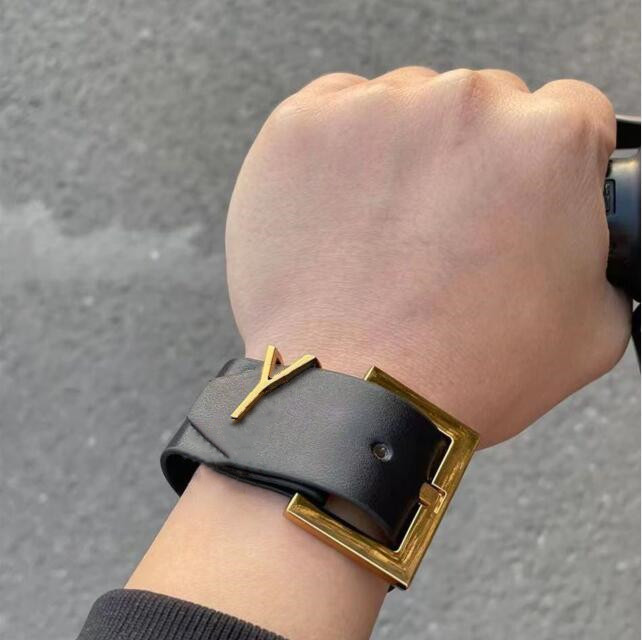 2023 Luxury metal letter decor Women Bracelets Very Very cool Wide leather belt bracelet Designer Jewelry Bangle Lady Fashion Black Hip hop wristband
2023 Luxury metal letter decor Women Bracelets Very Very cool Wide leather belt bracelet Designer Jewelry Bangle Lady Fashion Black Hip hop wristband