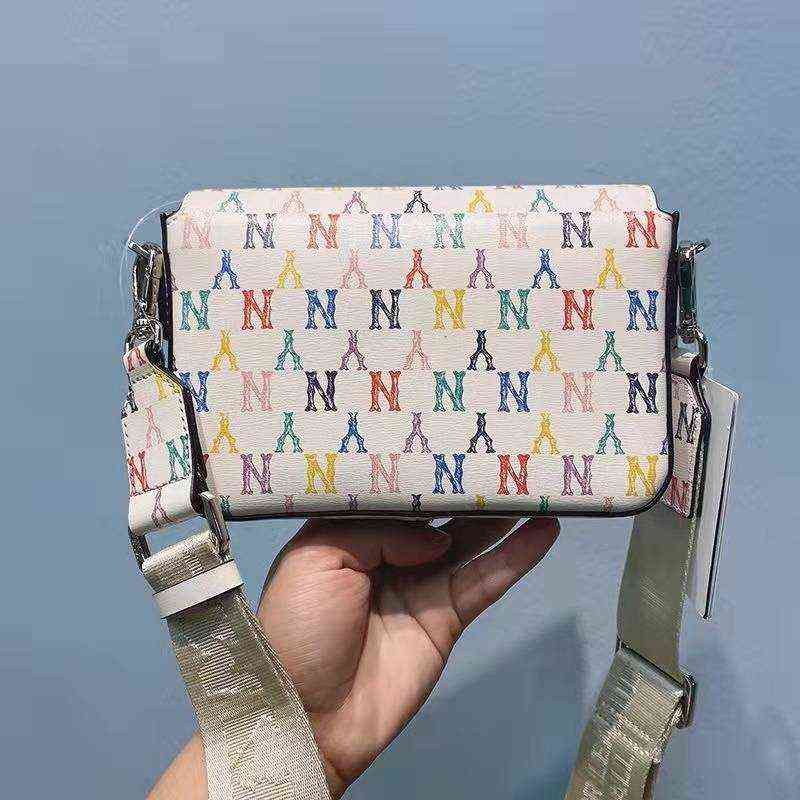 2022 women's Korean fashion armpit bag old flower full Printed One Shoulder Messenger Bag letter Yankees MINI SQUARE, Black color
2022 women's Korean fashion armpit bag old flower full Printed One Shoulder Messenger Bag letter Yankees MINI SQUARE, Black color