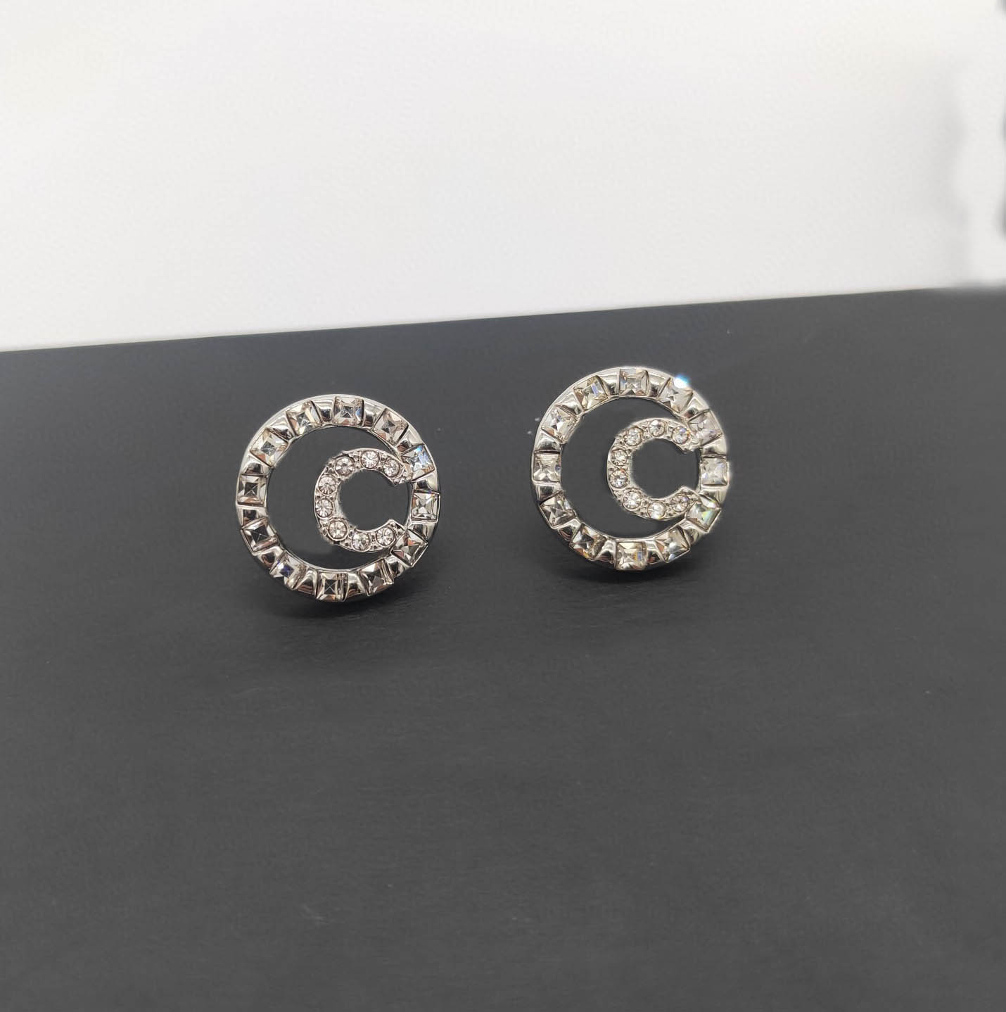 2022 Top quality Charm round shape stud earring with sparkly diamond in platinum color plated for women wedding jewelry gift have box stamp PS7610
2022 Top quality Charm round shape stud earring with sparkly diamond in platinum color plated for women wedding jewelry gift have box stamp PS7610