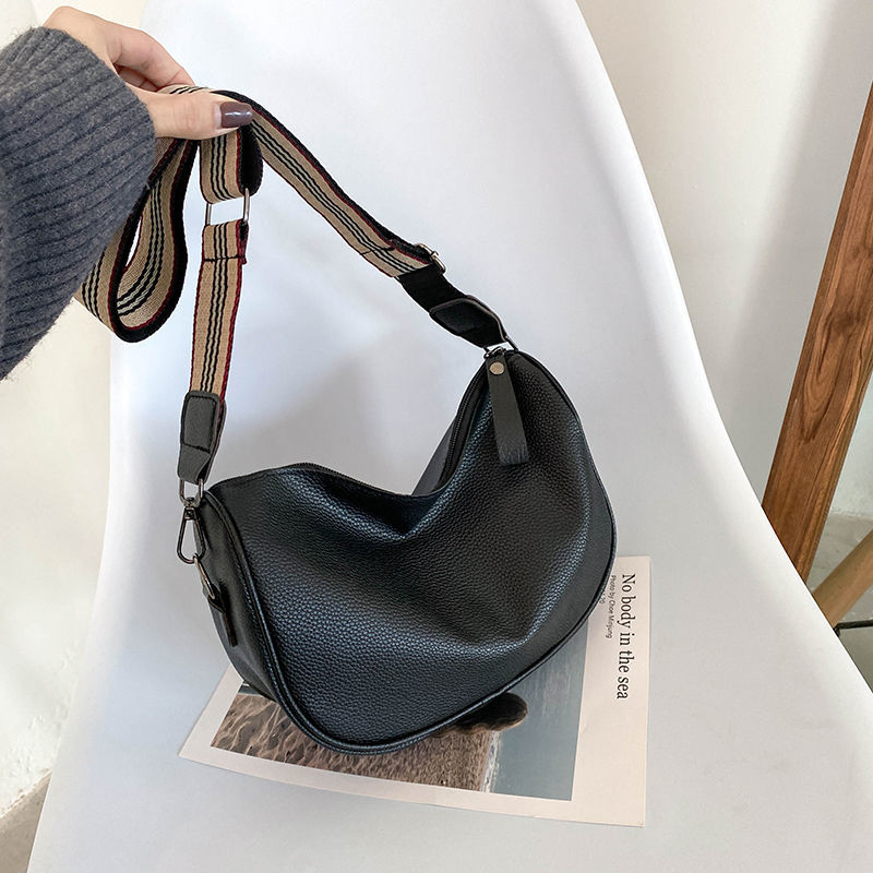 High-quality soft-faced retro dumpling bag 2023 new niche casual large-capacity women's bags all-match one-shoulder messenger bag, Black
High-quality soft-faced retro dumpling bag 2023 new niche casual large-capacity women's bags all-match one-shoulder messenger bag, Black