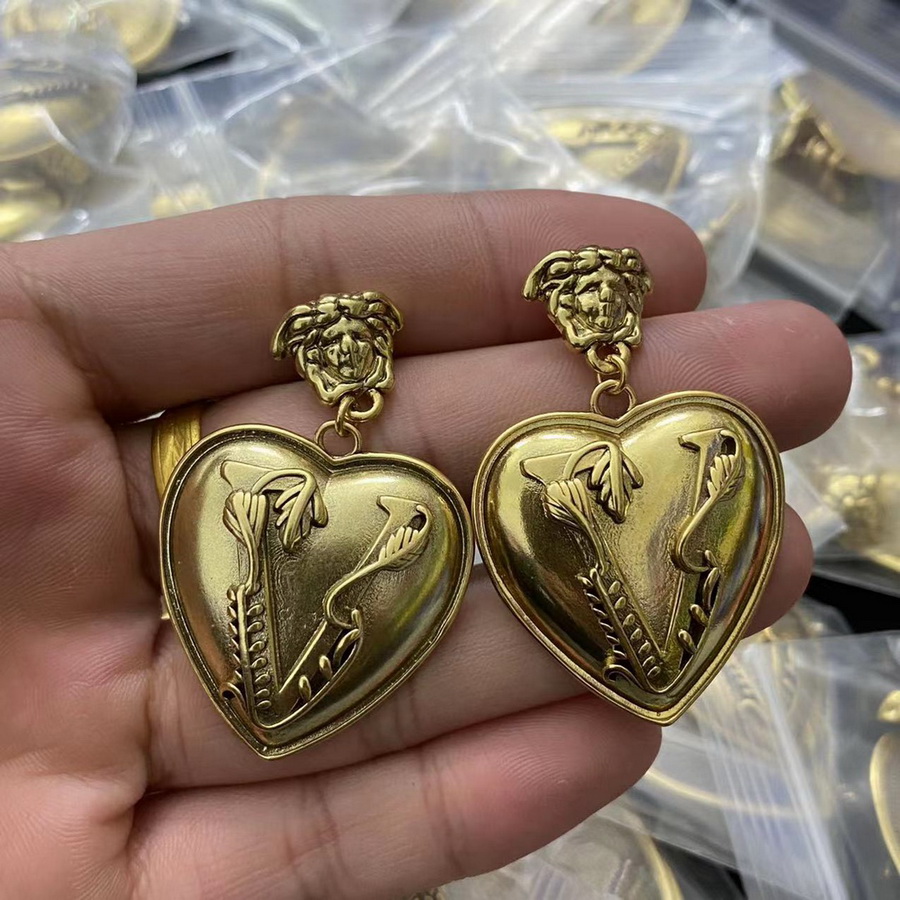 Fashion new designed V letter ladies Earing hoop Banshee Medusa head portrait 18K gold plated women's earring stud Huggie Designer Jewelry E002
Fashion new designed V letter ladies Earing hoop Banshee Medusa head portrait 18K gold plated women's earring stud Huggie Designer Jewelry E002