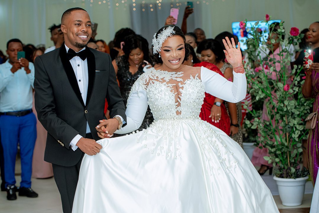 2022 Plus Size Arabic Aso Ebi Luxurious Lace Pearls Wedding Dress Sheer Neck Satin Bridal Gowns Dresses ZJ677