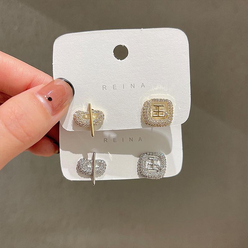 Stud U-Magical Bling Hollow Rhinestones Chinese Character Earring For Women Asymmetric Gold Color Metallic Jewelry
Stud U-Magical Bling Hollow Rhinestones Chinese Character Earring For Women Asymmetric Gold Color Metallic Jewelry