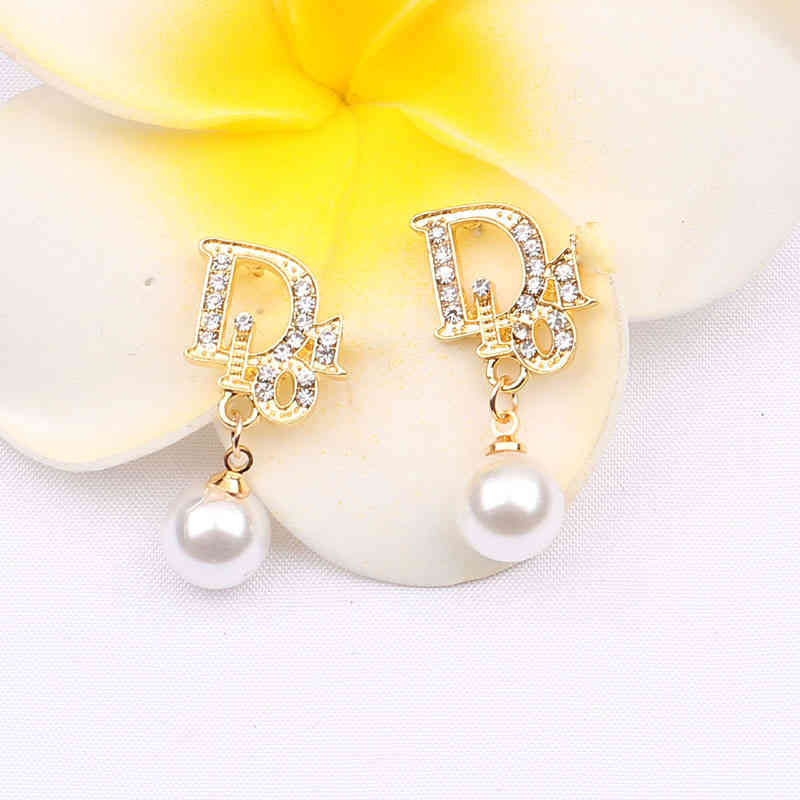 New Fashion Trend Luxury Jewelry Designer Wholesale d Family Pearl Earrings Letters Versatile Classic Dijia Female
New Fashion Trend Luxury Jewelry Designer Wholesale d Family Pearl Earrings Letters Versatile Classic Dijia Female