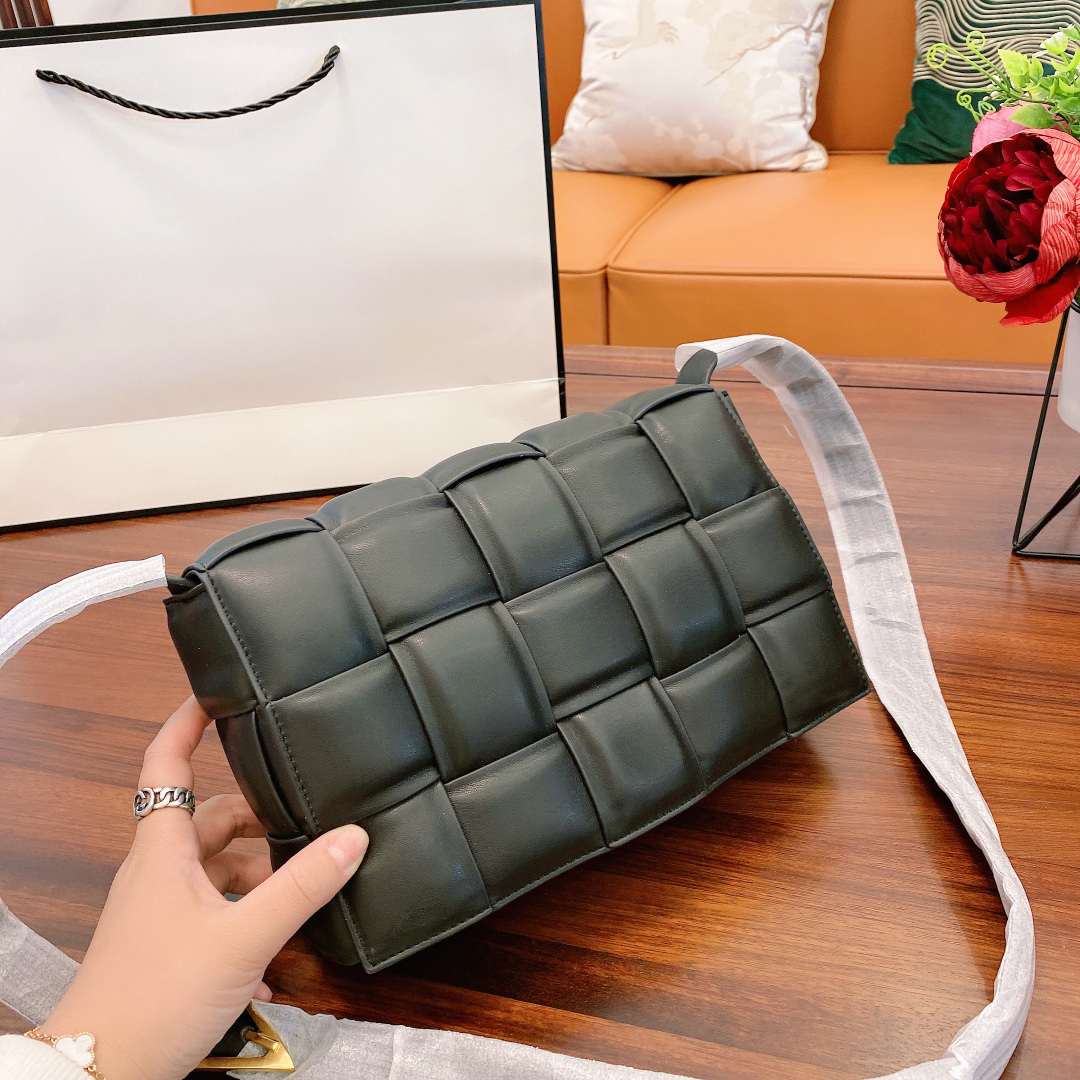Women's bag European and American fashion messenger bag leather material 5-color delicate plump pillow bags Size: 26*18*8cm with box, Green
Women's bag European and American fashion messenger bag leather material 5-color delicate plump pillow bags Size: 26*18*8cm with box, Green