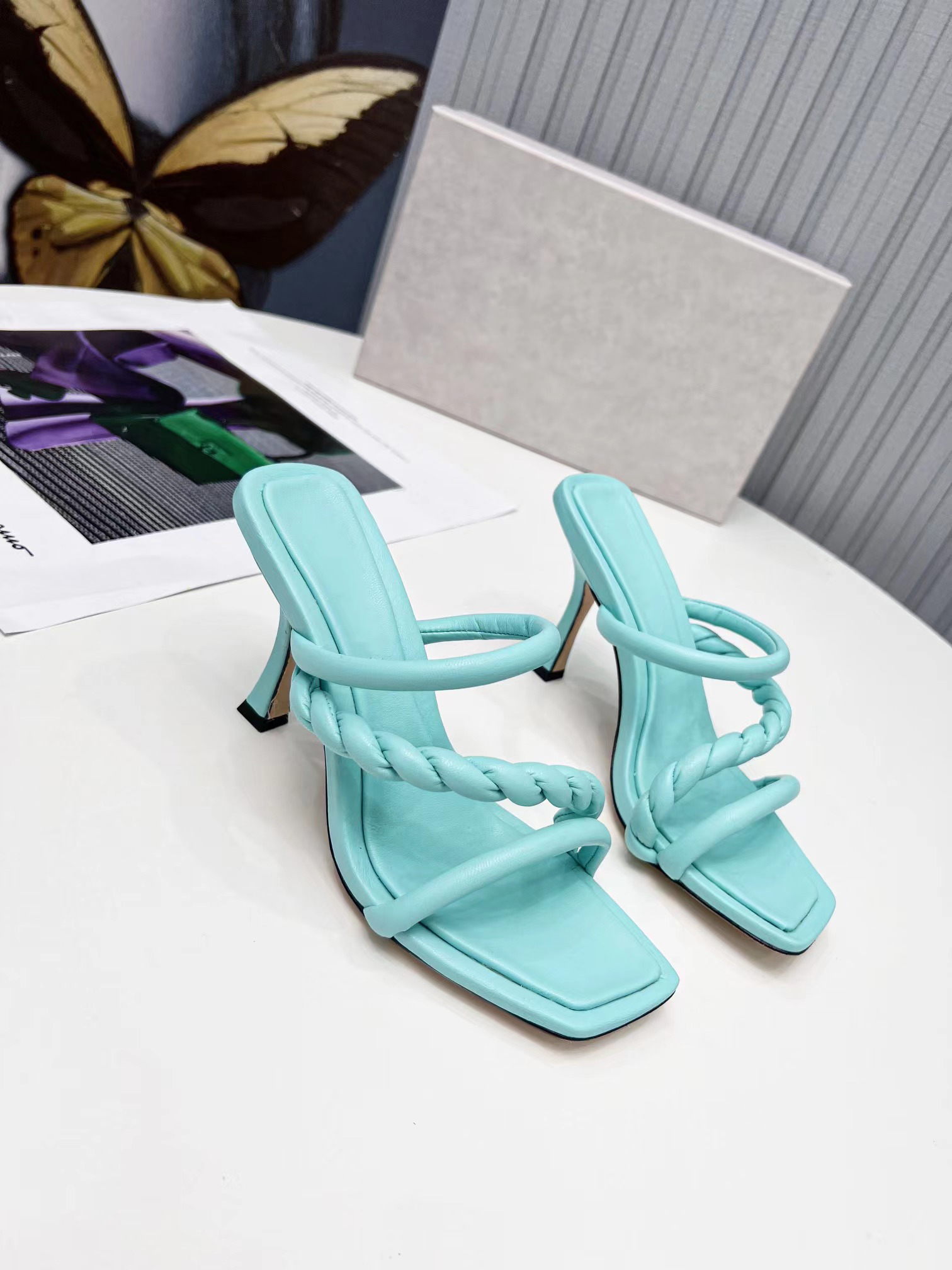 Classic Women's Designer Sandals Fashion Sexy Flip Flop Top Quality Square Toe Red White Cross Strap High Heels 35-41 With Box, Color 1
Classic Women's Designer Sandals Fashion Sexy Flip Flop Top Quality Square Toe Red White Cross Strap High Heels 35-41 With Box, Color 1