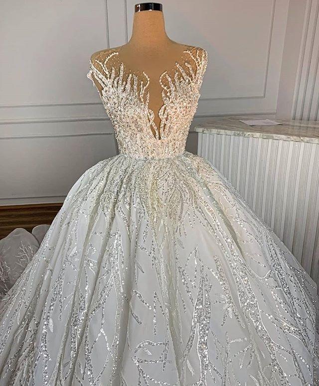Luxury Princess Ball Gown Wedding Dresses Shiny Sequins Appliques V Neck Lace Up Sequins Satin Sleeveless Backless Floor Length Train Vintage Robes De