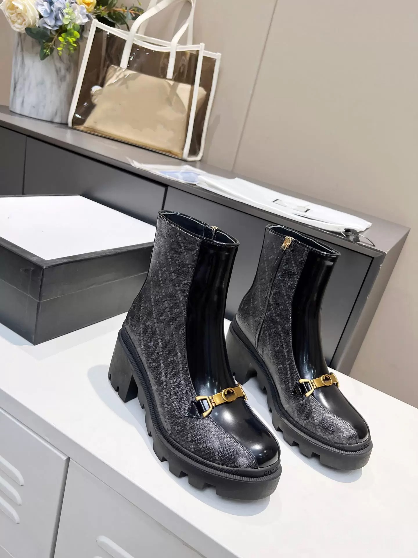 2022 New Women Interlocking Horsebit Boot Black leather trim Rubber lug sole Size 35-40 with box two colours -9, Ebony
2022 New Women Interlocking Horsebit Boot Black leather trim Rubber lug sole Size 35-40 with box two colours -9, Ebony