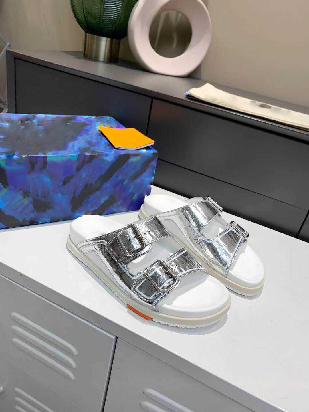 Luxury Designer Men Slippers Trainer Mule Summer Outdoor Fashion Mens Buckles Metallic Leather Sandal Slides Beach Shoe Size Us 6-12, Don't buy it
Luxury Designer Men Slippers Trainer Mule Summer Outdoor Fashion Mens Buckles Metallic Leather Sandal Slides Beach Shoe Size Us 6-12, Don't buy it