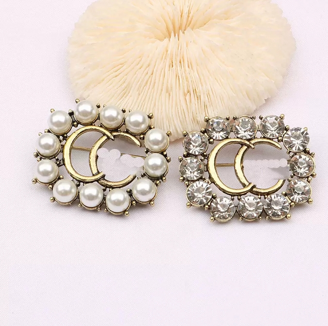 Wholesale 20colors Luxury Brand Designer Letters Brooches Famous Double Letter Pins Tassel Pearl Brooch Rhinestone Suit Pin Jewelry Accessories
Wholesale 20colors Luxury Brand Designer Letters Brooches Famous Double Letter Pins Tassel Pearl Brooch Rhinestone Suit Pin Jewelry Accessories