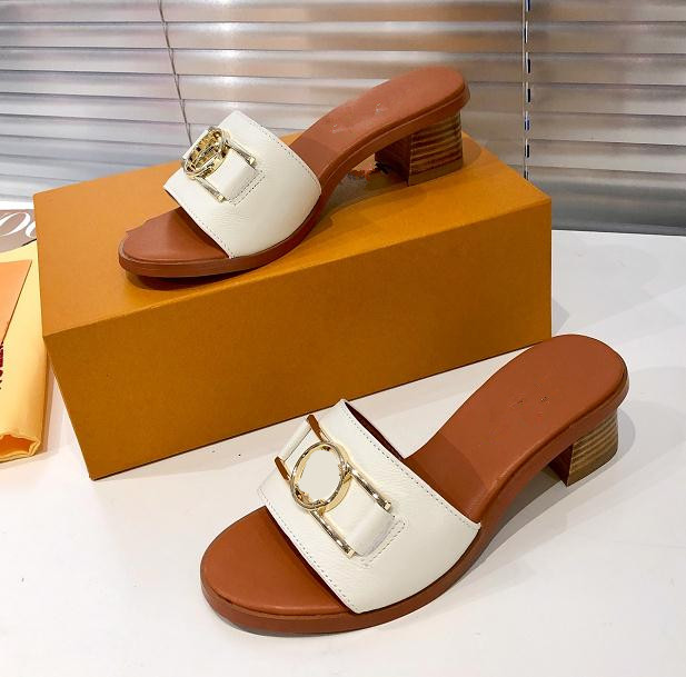 Luxury Women's Chunky Heel Slippers and Sandals Metal Buckle 5CM Heel Beach Vacation print designer Ladies High Heel Sandals 34-42
Luxury Women's Chunky Heel Slippers and Sandals Metal Buckle 5CM Heel Beach Vacation print designer Ladies High Heel Sandals 34-42