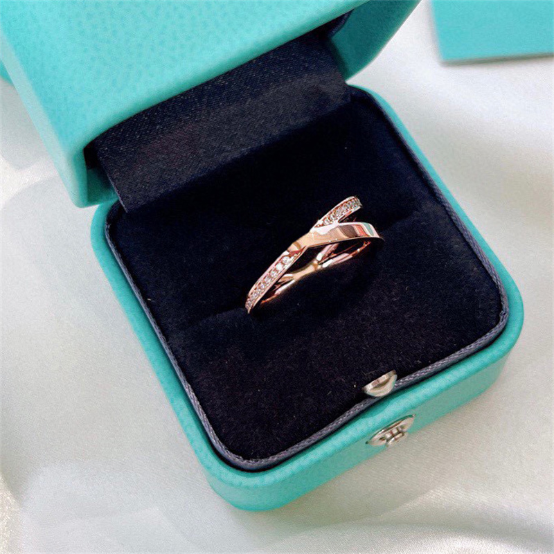Designer Womens Ring Fashion Brand Heart Ring High Quality Rose Gold Rings Mens Diamond Engagement Rings Ladies Women Luxurys Jewelry 678
Designer Womens Ring Fashion Brand Heart Ring High Quality Rose Gold Rings Mens Diamond Engagement Rings Ladies Women Luxurys Jewelry 678