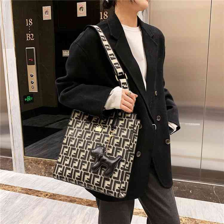 2022 Factory Wholesale New women's one shoulder messenger bag with large and small letters printed hand Tote Bag I48N
2022 Factory Wholesale New women's one shoulder messenger bag with large and small letters printed hand Tote Bag I48N