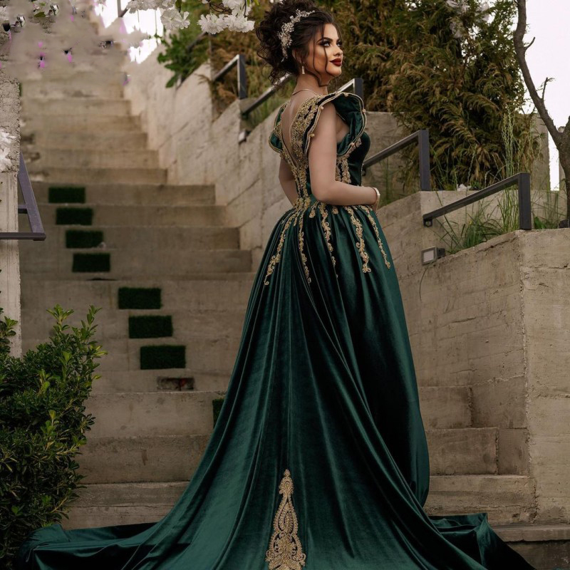 Elegant Turkey Kaftan Evening Dresses Hunter Green Velvet Long Formal Party Gowns Gold Appliques Beaded Prom Wear Arabic Dubai Long Special Occasion D