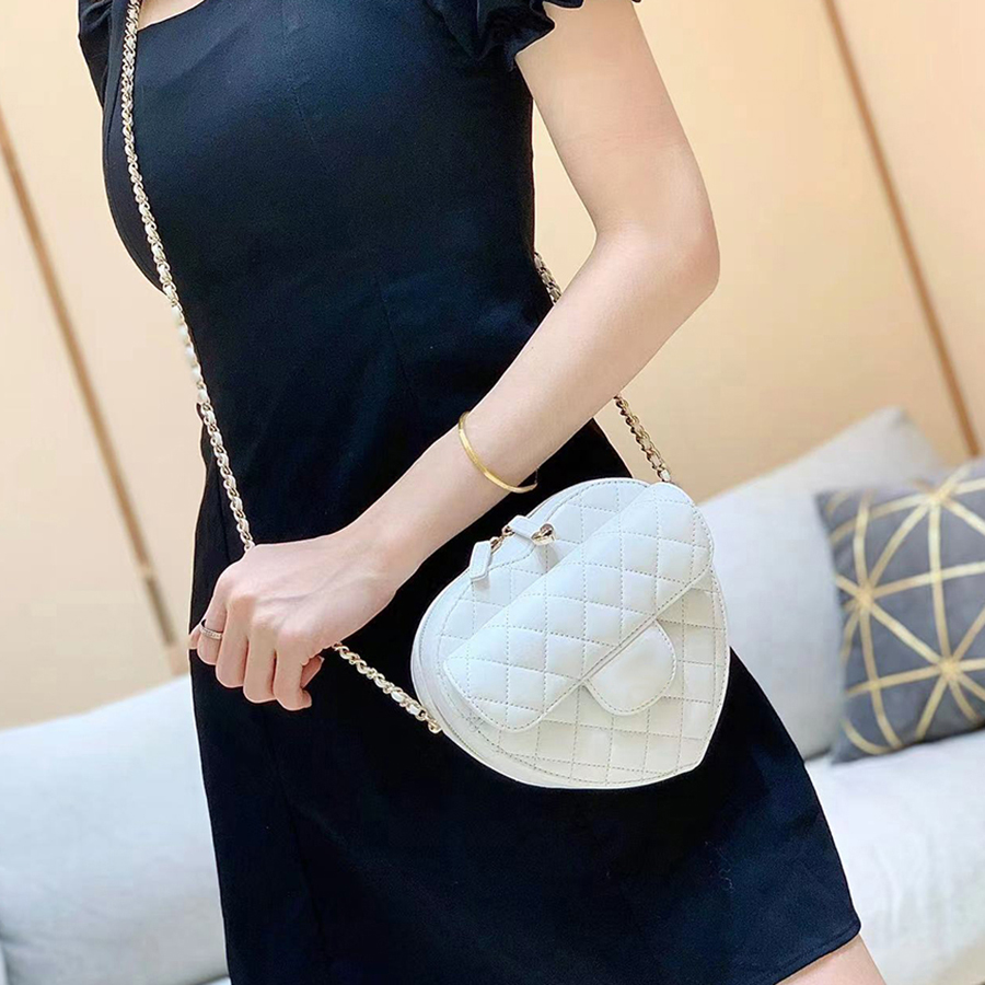 Original Quality Sheepskin AS3191 Heart Clutch With Chain Bag Designer Women Cross Body Bags 18CM Luxuries Designers Shoulder Bags WithBox C026
Original Quality Sheepskin AS3191 Heart Clutch With Chain Bag Designer Women Cross Body Bags 18CM Luxuries Designers Shoulder Bags WithBox C026