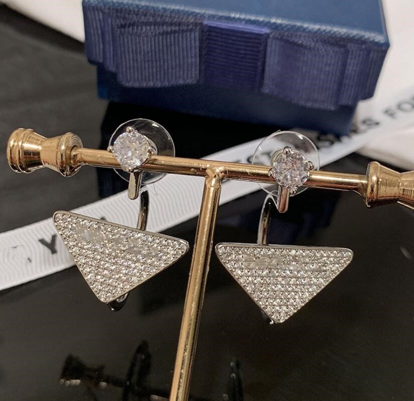 European and American letters Dangle & ChandelierS925 silver needle double-sided three-dimensional diamond earrings women's high quality fast delivery
European and American letters Dangle & ChandelierS925 silver needle double-sided three-dimensional diamond earrings women's high quality fast delivery