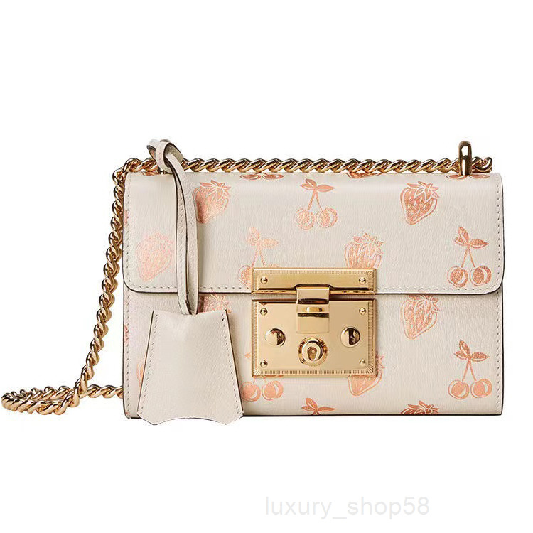 Handbag Flap Bag Shoulder Bags Luxurys Designers Lady Women Fashion s Mother Cobody Letter Wallet Totes Purse Chains Strawberry Cartoon
Handbag Flap Bag Shoulder Bags Luxurys Designers Lady Women Fashion s Mother Cobody Letter Wallet Totes Purse Chains Strawberry Cartoon